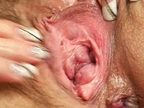 Older amateur mom squeezing her pussy muscles